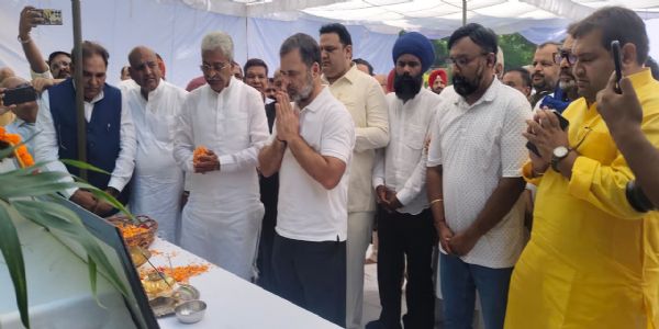 राहुल गांधी चंडीगढ़ में वाई पूरन कुमार काे श्रद्धांजलि भेंट करते हुए