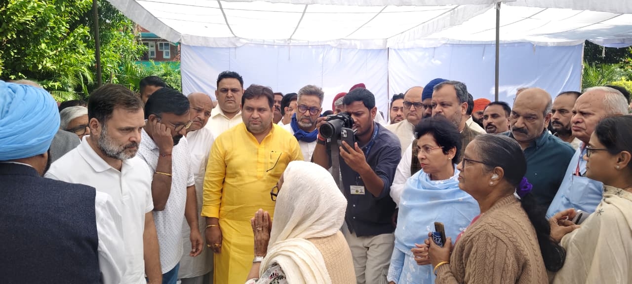 लाेकसभा में नेता प्रतिपक्ष राहुल गांधी वाई पूरन कुमार के परिजनों से मुलाकात करते हुए