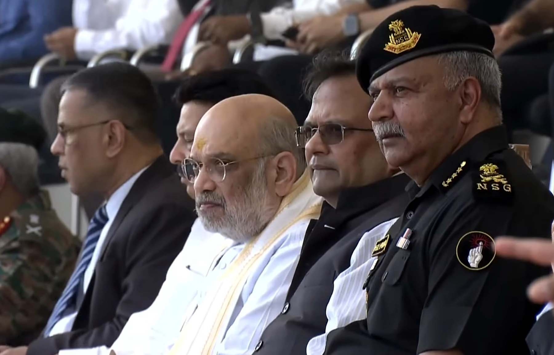 गुरुग्राम के मानेसर स्थित एनएसजी के 41वें स्थापना दिवस समारोह में मंचासीन गृह मंत्री अमित शाह, हरियाणा के कैबिनेट मंत्री राव नरबीर सिंह व एनएसजी के अधिकारी।