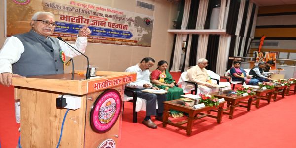 संगोष्ठी को संबोधित करते हुए मुख्य अतिथि स्वात रंजन जी