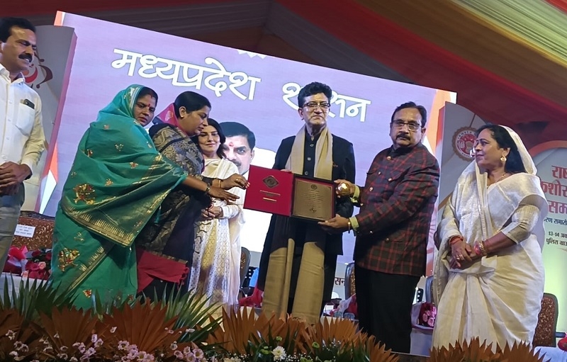 प्रख्यात गीतकार प्रसून जोशी राष्ट्रीय किशोर कुमार सम्मान से अलंकृत