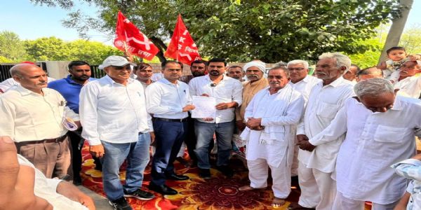 हिसार : मूंग-बाजरे की खरीद शुरू करने, डीएपी व नुकसान भरपाई के लिए किसानो ने किया प्रदर्शन