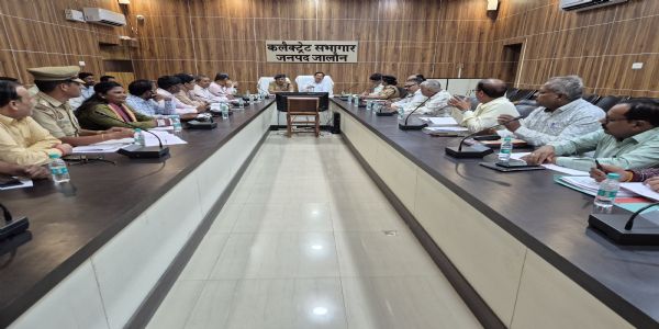 तीन दिन में गड्ढा मुक्त करें सड़कें : जिलाधिकारी