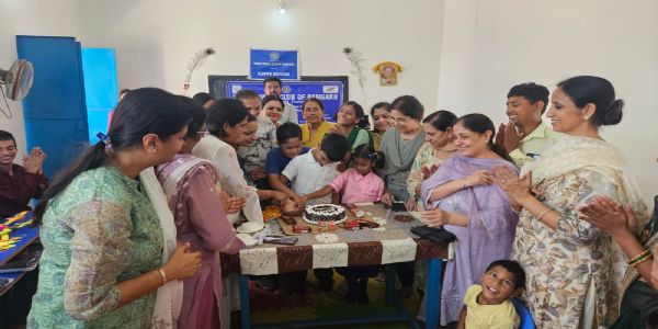 स्कूली बच्चों के साथ इनर व्हील क्लब ने मनाया दीपावली उत्सव