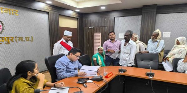 अनूपपुर: जनसुनवाई में कलेक्टर ने दिखाई सख्ती, दो पटवारियों पर 5-5 हजार रुपये का जुर्माना