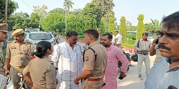 आकाशवाणी गोरखपुर में हंगामा, भाजपा नगर उपाध्यक्ष पर सिक्योरिटी गार्ड का हमला