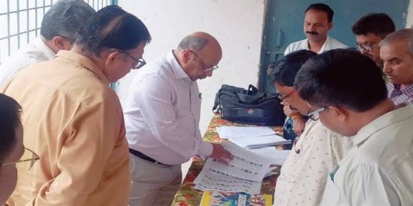 रायसेनः प्रेक्षक अजातशत्रु श्रीवास्तव ने मतदान केन्द्रों पर पहुंचकर मतदाता सूची पुनरीक्षण कार्य का लिया जायजा