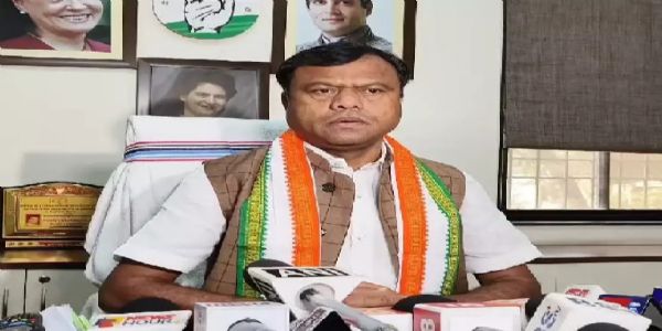 विष्णु के सुशासन में गर्भवती महिला को एम्बुलेंस नहीं, छात्र पर सरेआम हमला और महिलाएं सुरक्षित नहीं : दीपक बैज