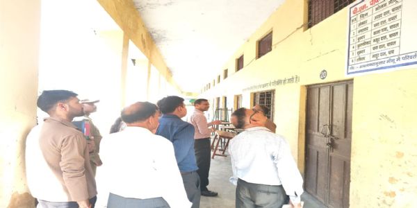 अपर मुख्य निर्वाचन अधिकारी ने किया कोटद्वार के मतदान केंद्रों का निरीक्षण