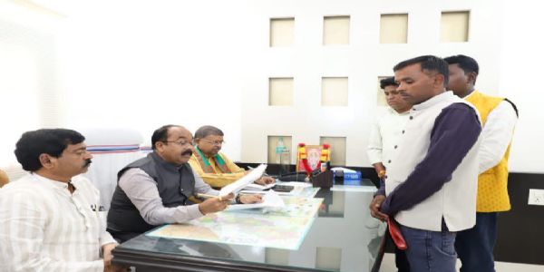 उप मुख्यमंत्री साव ने सहयोग केंद्र में कार्यकर्ताओं के आवेदनों पर त्वरित पहल के दिए निर्देश