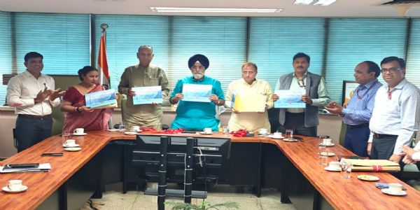 महापौर ने नगर निगम के कार्यों को दर्शाने वाली कॉफी टेबल बुक का किया विमोचन