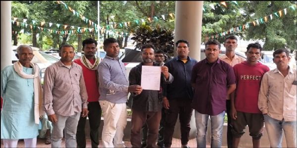 आंगनबाड़ी सहायिका की नियुक्ति निरस्त करने की मांग: बोईरगांव के ग्रामीण पहुंचे कलेक्ट्रेट