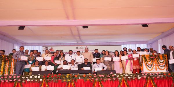 सहकारिता मेले में उत्कृष्ट कार्य करने वाले अधिकारी और बैंककर्मी सम्मानित