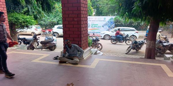 धमतरी : वार्ड में नहीं हो पा रही सफाई, धरने पर बैठे वार्ड पार्षद