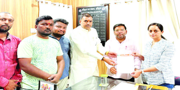 उत्तरी हरिद्वार में बंदरों का आतंक, वन विभाग काे साैंपा ज्ञापन