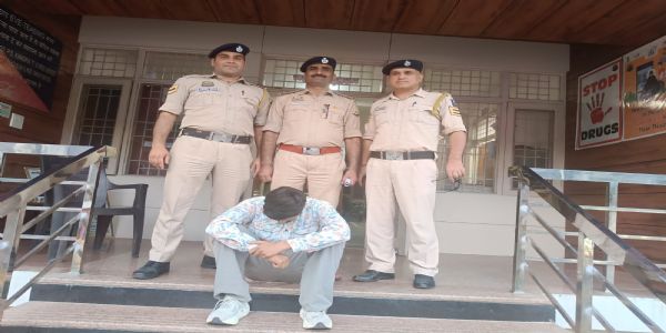 चरस मामले में फरार चल रहा आरोपी डेढ़ साल बाद चढ़ा पुलिस के हत्थे, फतेहपुर से गिरफ्तार