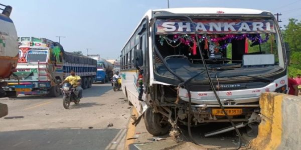बहरागोड़ा ओवर ब्रिज पर बस और कार में टक्कर,परिवार के तीन सदस्य गंभीर रूप से घायल