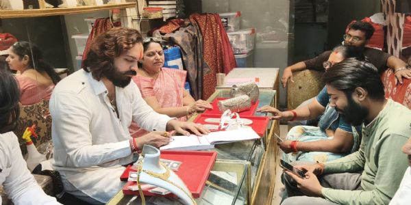 दीपावली से पहले गुरु पुष्य नक्षत्र पर खरीदारी की रही धूम, बाजारों में उमड़ी भीड़