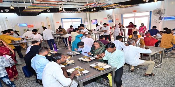 पूर्व महापौर अभिलाषा गुप्ता ने ‘मां की रसोई’ में किया सेवा कार्य