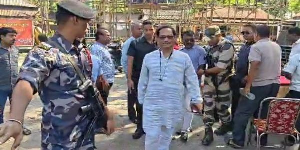 दुष्कर्म पीड़ित परिवार से मिले सांसद जयंत कुमार राय, कहा- ममता के कार्यकाल में बेटियां सुरक्षित नहीं
