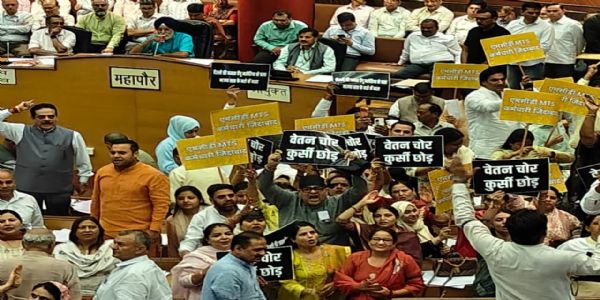 एमसीडी सदन में काली पट्टी बांधकर आआपा नेताओं ने किया प्रदर्शन