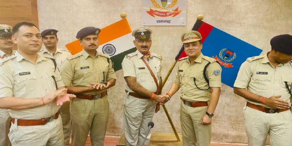प्रमोशन के बाद रामगढ़ एसपी ने दो पदाधिकारियों के कंधे पर लगाया स्टार