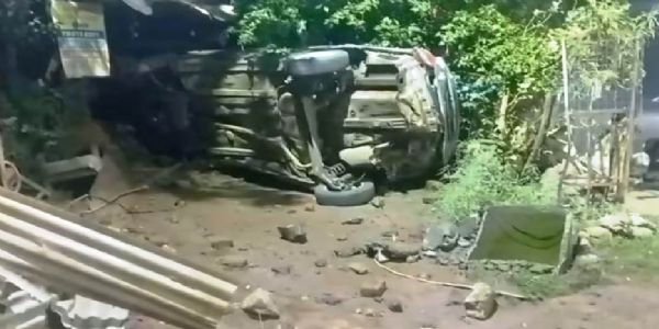 जबलपुर: तेज रफ्तार कार दुकान में घुसकर पलटी