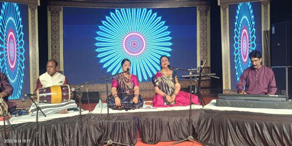 देवा मेला में डॉ. रश्मि उपाध्याय के लोकगीतों की मनोहारी प्रस्तुति