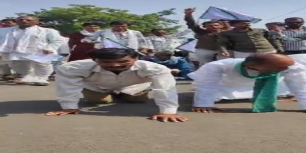 राजगढ़ः मुआवजा की मांग को लेकर किसानों का अनोखा प्रदर्शन, घुटनों के बल पहुंचे कलेक्ट्रेट