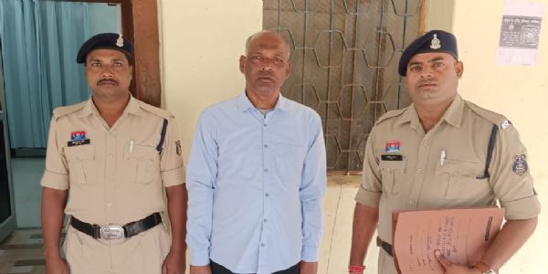 बलरामपुर : प्रधान पाठक की हैवानियत! स्कूल की छात्रा से छेड़छाड़ करने वाला शिक्षक गिरफ्तार, पहुंचा सलाखों के पीछे