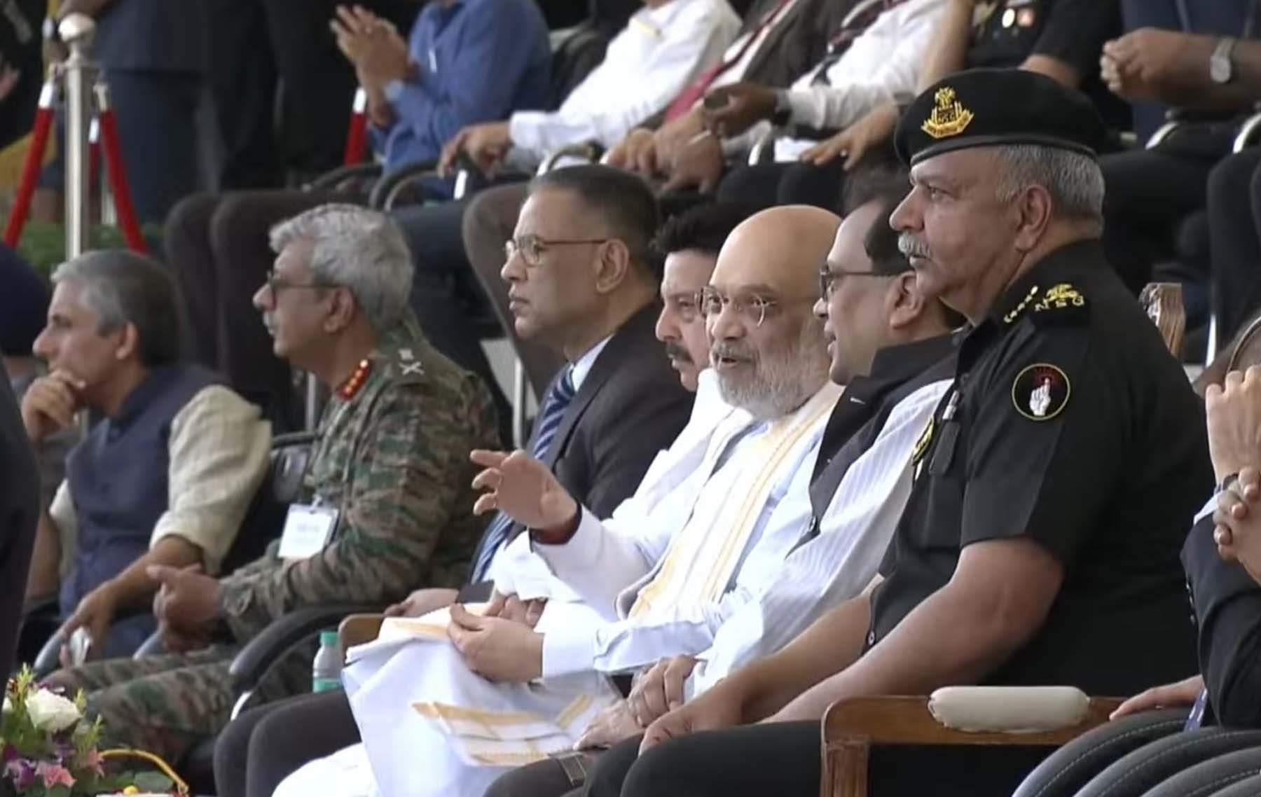 गुरुग्राम के मानेसर स्थित एनएसजी के 41वें स्थापना दिवस समारोह में मंचासीन गृह मंत्री अमित शाह, हरियाणा के कैबिनेट मंत्री राव नरबीर सिंह व एनएसजी के अधिकारी।