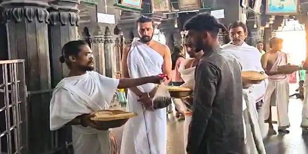 पुरोहित के साथ अभिनेता