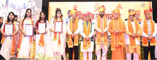 हरियाणा के मुख्यमंत्री नायब सैनी राेहतक स्थित मस्तनाथ विवि के दीक्षांत समारोह में भाग लेते हुए हरियाणा के मुख्यमंत्री नायब सैनी राेहतक स्थित मस्तनाथ विवि के दीक्षांत समारोह में भाग लेते हुए