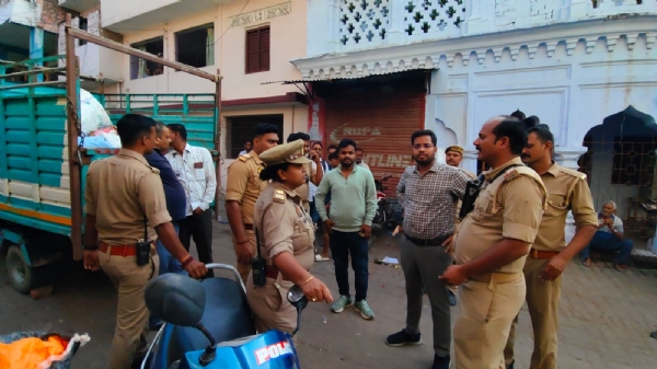 अवैध पटाका कारोबारी के यहाँ छापेमारी अवैध पटाका कारोबारी के यहाँ छापेमारी