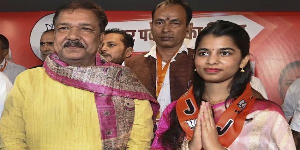 मैथिली ठाकुर प्रदेश भाजपा अध्यक दिलीप जयसवाल के साथ