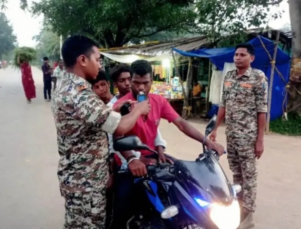 ड्रिंक एंड ड्राइव पर चालान करते हुए