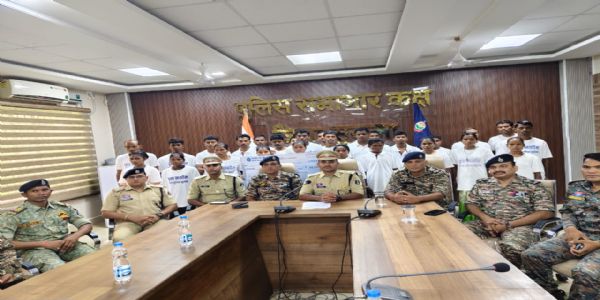 पुलिस अधिकारियों के साथ आत्मसमर्पित नक्सली