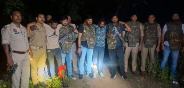 घायल बदमाशों को लेकर जाती हुई पुलिस