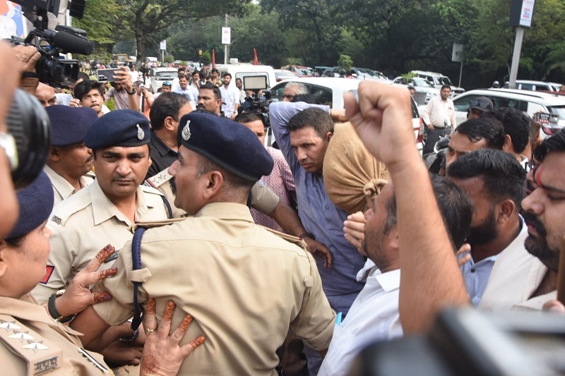 केन्द्रीय मंत्री शिवराज सिंह के निवास पर कांग्रेस का प्रदर्शन