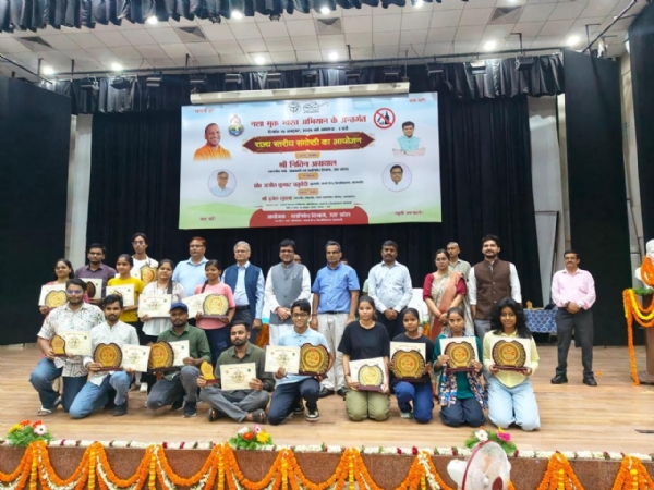 सेमिनार में आबकारी मंत्री और बीएचयू कुलपति