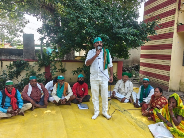 स्मार्ट मीटर के विरोध में प्रदर्शन करते किसान