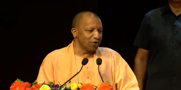 कार्यक्रम को संबोधित करते सीएम योगी