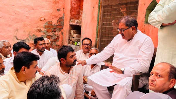 मृतक एएसआई के परिजनों को सांत्वना देते अभय चौटाला मृतक एएसआई के परिजनों को सांत्वना देते अभय चौटाला