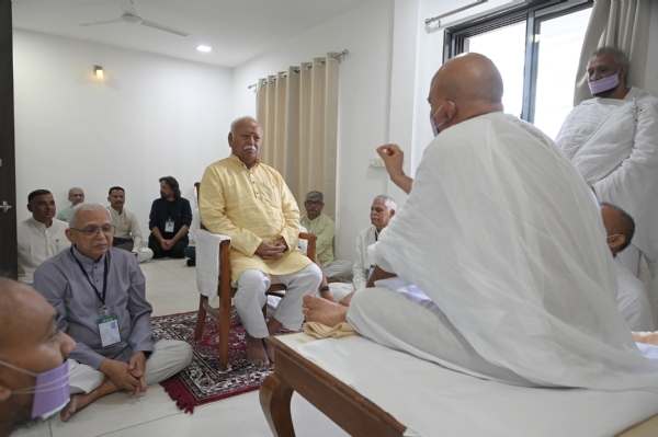 સરસંઘચાલક મોહન ભાગવતએ આજરોજ પ્રેક્ષા વિશ્વ ભારતી ધ્યાન કેન્દ્ર, ગાંધીનગરખાતે આચાર્ય મહાશ્રમણજી સાથે ભેટ કરી. સરસંઘચાલક મોહન ભાગવતએ આજરોજ પ્રેક્ષા વિશ્વ ભારતી ધ્યાન કેન્દ્ર, ગાંધીનગરખાતે આચાર્ય મહાશ્રમણજી સાથે ભેટ કરી.