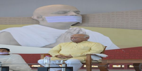 સરસંઘચાલક મોહન ભાગવતએ આજરોજ પ્રેક્ષા વિશ્વ ભારતી ધ્યાન કેન્દ્ર, ગાંધીનગરખાતે આચાર્ય મહાશ્રમણજી સાથે ભેટ કરી.