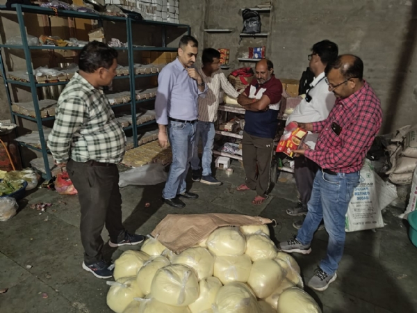 खाद्य सुरक्षा टीम ने करवाया 2 हजार 727 किलो मिलावटी मिल्क केक और मावा मिठाई की गई नष्ट खाद्य सुरक्षा टीम ने करवाया 2 हजार 727 किलो मिलावटी मिल्क केक और मावा मिठाई की गई नष्ट