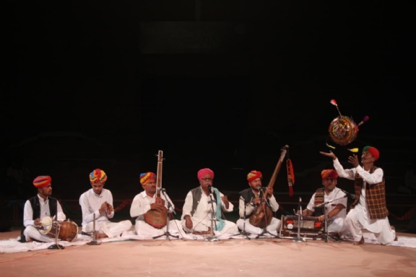 लोकरंग महोत्सव: फूलों की होली से महका लोकरंग लोकरंग महोत्सव: फूलों की होली से महका लोकरंग