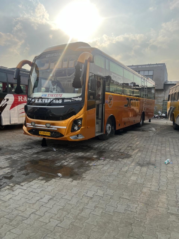 जैसलमेर बस हादसे मामले में कंपनी की एक बस को चित्तौड़गढ़ में जप्त करते परिवहन विभाग का जाप्ता। जैसलमेर बस हादसे मामले में कंपनी की एक बस को चित्तौड़गढ़ में जप्त करते परिवहन विभाग का जाप्ता।