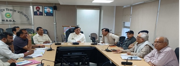 मसूरी-देहरादून विकास प्राधिकरण (एमडीडीए) उपाध्यक्ष बंशीधर तिवारी की अध्यक्षता में आढ़त बाजार पुनर्विकास परियोजना की प्रगति की समीक्षा बैठक।