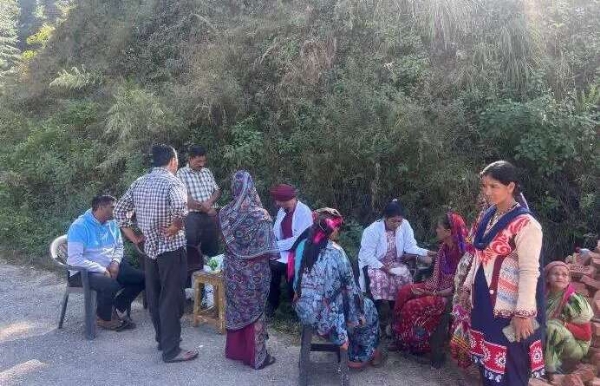 अस्पताल के बाहर बैठे तीमारदार अस्पताल के बाहर बैठे तीमारदार